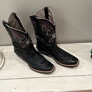 Black pull on women’s ariat boots. Size 10